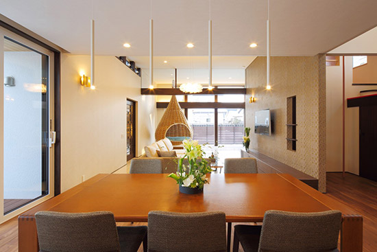 帯広市／T邸 ダイニングからリビングを望む